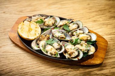 Peynirli fırında midye