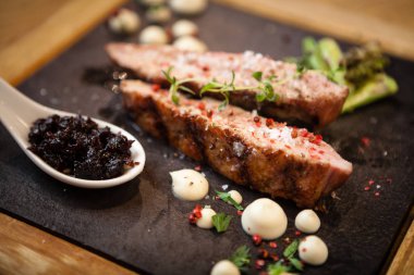 Kızarmış ördek göğsü