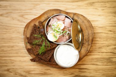 Ekşi krema ile salamura ringa balığı