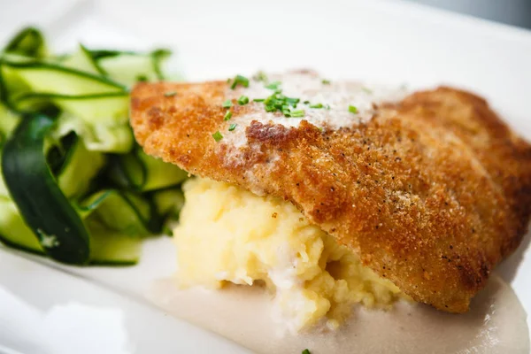 Schnitzel de frango com purê de batatas — Fotografia de Stock