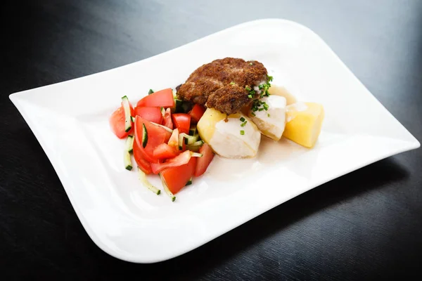 Cutlet with vegetables — Stock Photo, Image