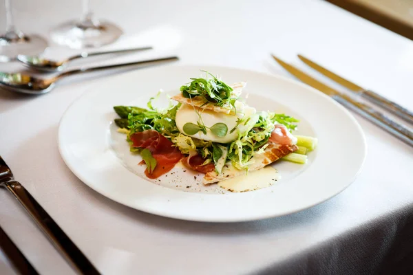 A mozzarella friss salátával — Stock Fotó