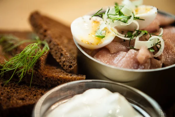 Ekşi krema ile salamura ringa balığı