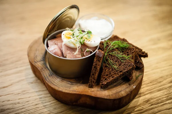 Ekşi krema ile salamura ringa balığı