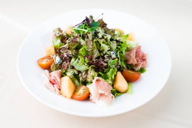 yeşil salata ile ham