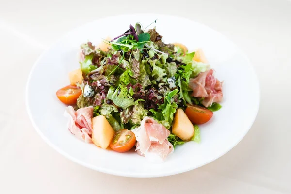 yeşil salata ile ham