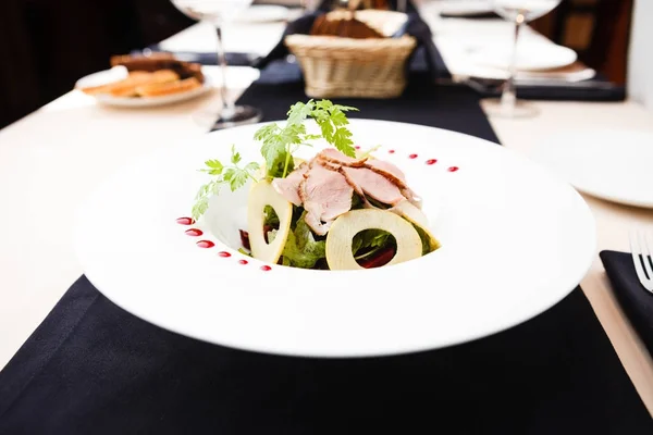 Yeşil salata ile soğuk Dana eti — Stok fotoğraf