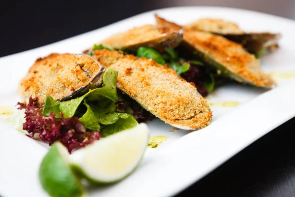 Gebackene Miesmuscheln mit Käse — Stockfoto