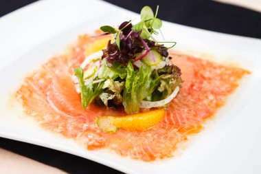 Alabalık carpaccio salata