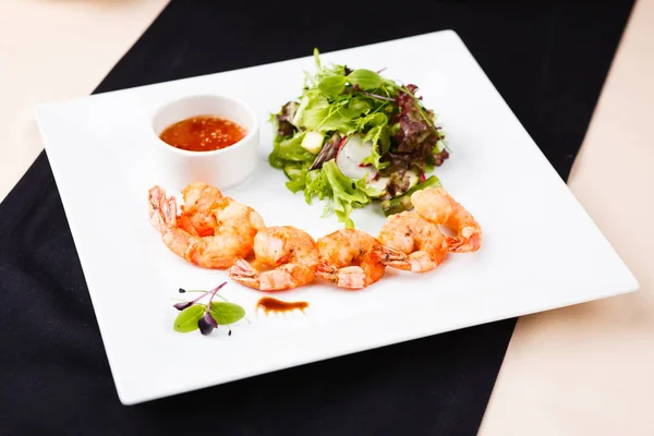 Camarões Tempura com salada — Fotografia de Stock