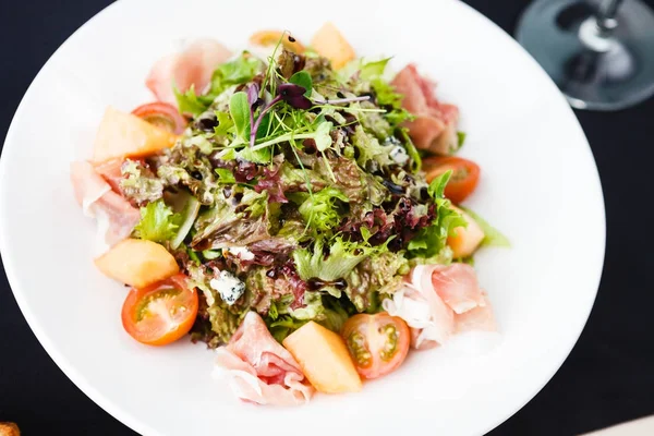 yeşil salata ile ham