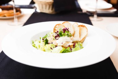 Klasik sezar salatası.