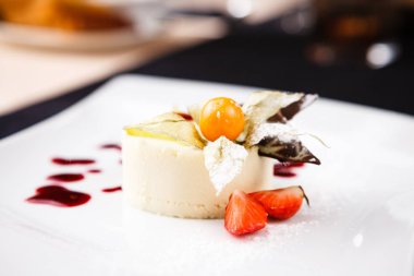 Panna cotta tatlı
