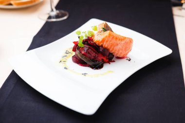 Sebze ile füme alabalık