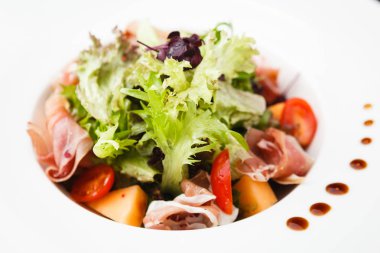 yeşil salata ile ham