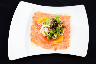 Alabalık carpaccio salata