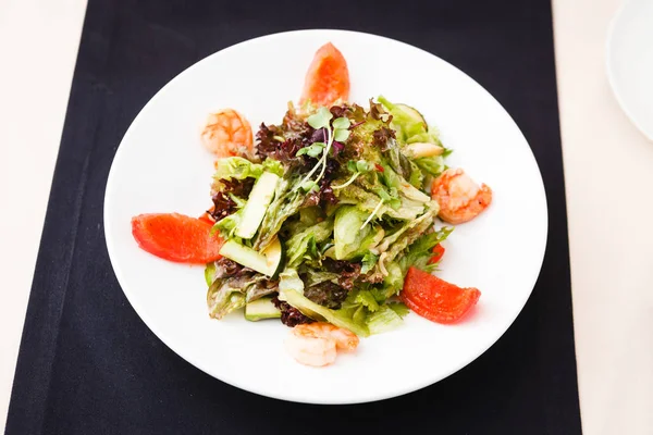 Salade grecque aux crevettes — Photo