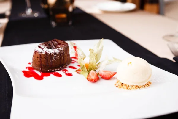 Fondant de chocolate con helado —  Fotos de Stock