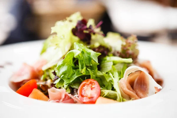 Salada verde com presunto — Fotografia de Stock