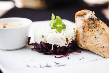 pilavlı tavuk göğsü