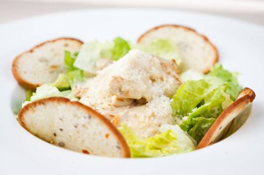 Klasik sezar salatası.