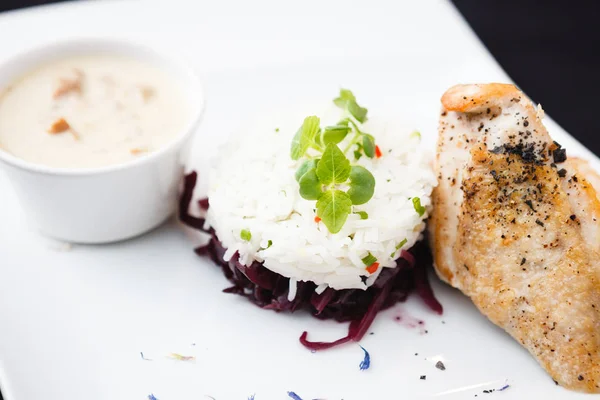 Peito de frango com arroz — Fotografia de Stock