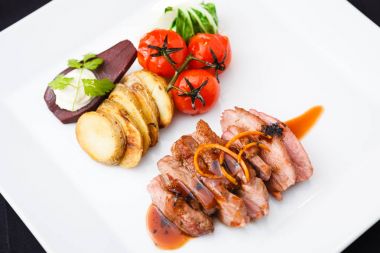 armut ile kızarmış ördek