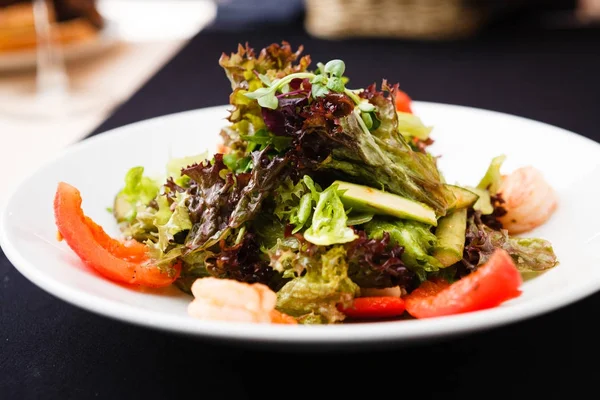 Greek salad with shrimp — Stock Photo, Image