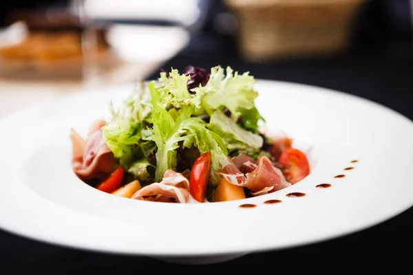 Salada verde com presunto — Fotografia de Stock