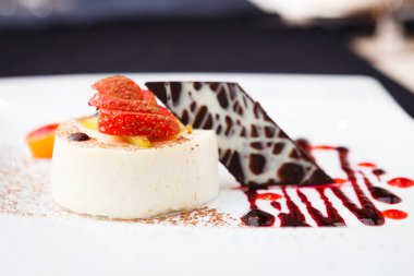 Panna cotta tatlı bir plaka üzerinde