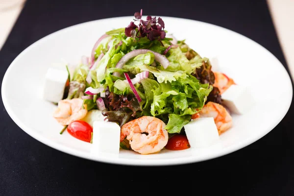 Греческий салат с креветками — стоковое фото