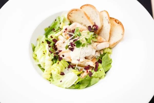 Классический салат Цезарь — стоковое фото