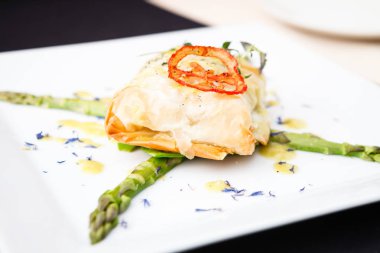 Şili levrek bir plaka üzerinde