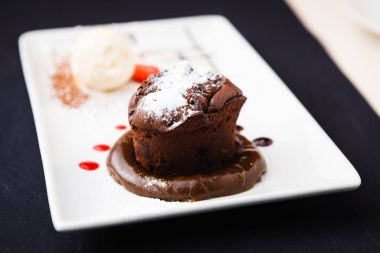 Çikolatalı fondan bir plaka üzerinde