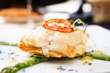 Şili levrek bir plaka üzerinde