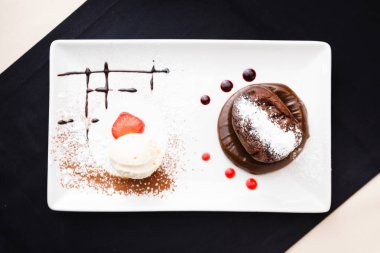 Çikolatalı fondan bir plaka üzerinde