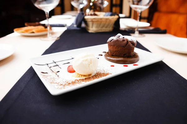 Chocolade fondant op een plaat — Stockfoto