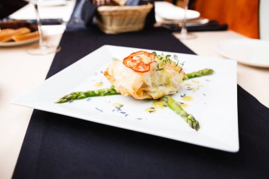 Şili levrek bir plaka üzerinde