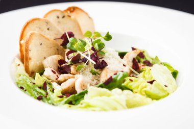 Klasik sezar salatası.