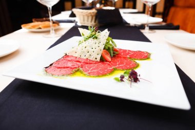 Dana carpaccio salata