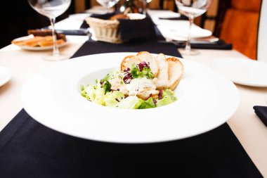 Klasik sezar salatası.