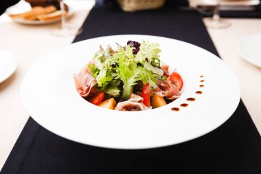 yeşil salata ile ham