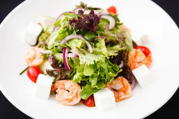 Грецький салат з креветками — стокове фото