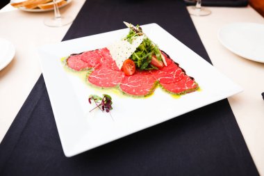 Dana carpaccio salata