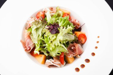 yeşil salata ile ham