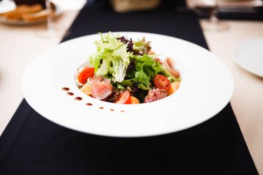 yeşil salata ile ham