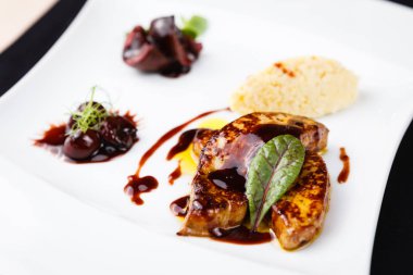 Kiraz soslu kızarmış kaz ciğeri