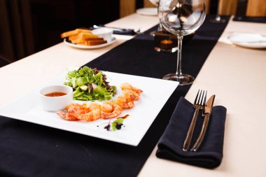 Tempura karides salatası ile