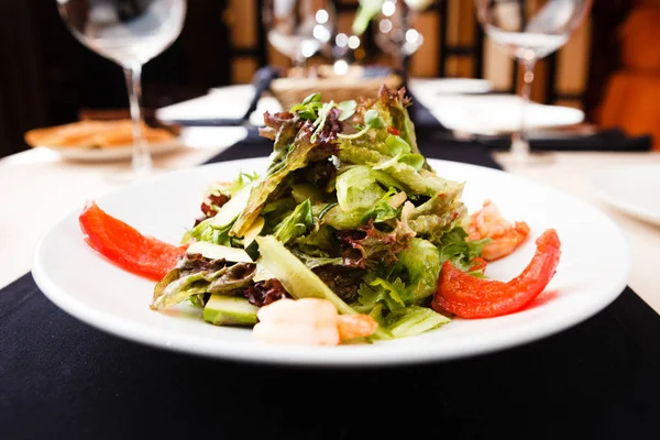Greek salad with shrimp — Stock Photo, Image