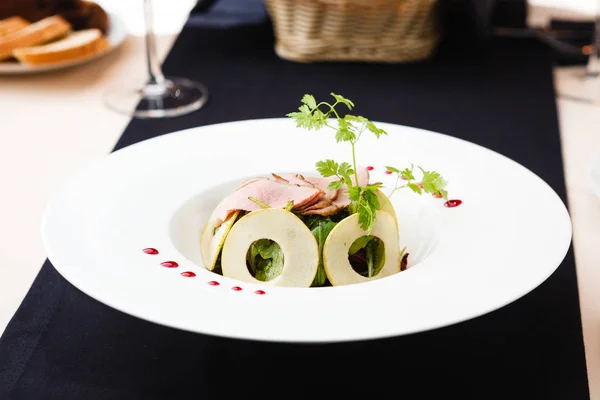 Grönsallad med kall kalvstek — Stockfoto